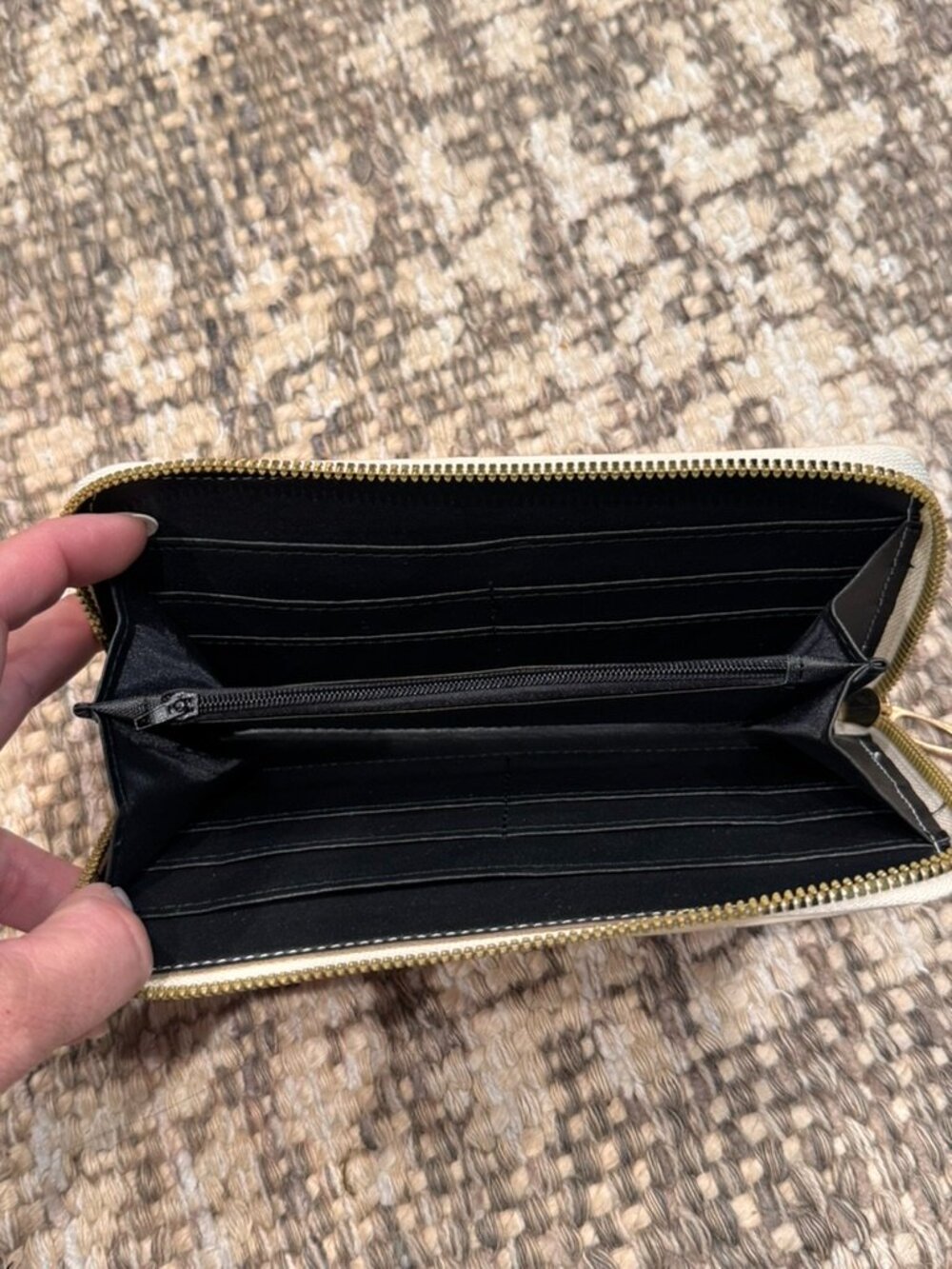 Hello Kitty Wallet - Picture 2 of 3